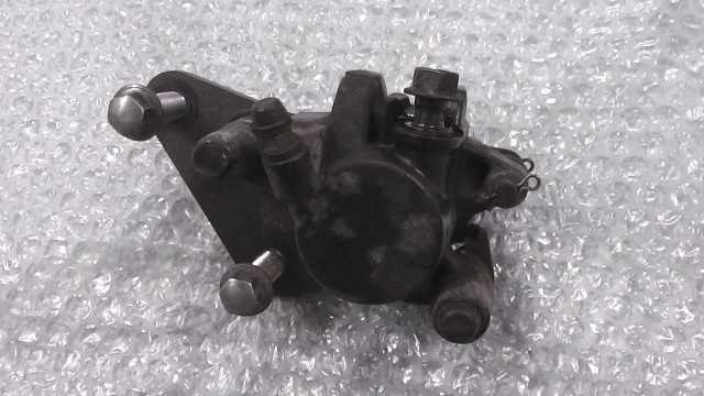 バイクパーツ　アクシスZ　SED7J-018xxx　の　キャリパー *1689230070　【中古】【送料込】