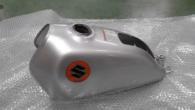 バイクパーツ　グラストラッカー　NJ47A　の　燃料　タンク　傷 *1689230486　【中古】【送料込】