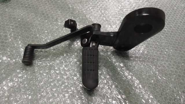 バイクパーツ　モンキー125 ABS　JB02-1009xxx　の　ステップ　左 *1691393210　【中古】【送料込】｜バイクCITY