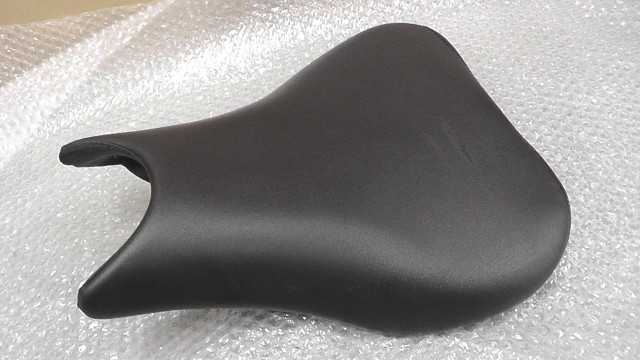 バイクパーツ　GSX-R125　DL33B-103xxx シート *1691545484　【中古】【送料込】