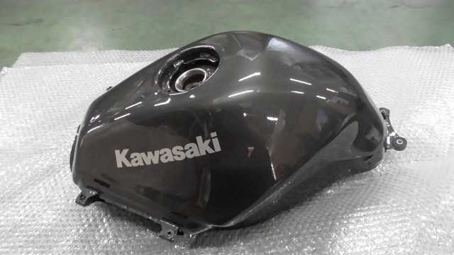 バイクパーツ　ニンジャ Ninja 250R　EX250K-A15xxx　の　タンク　 *1692678434　【中古】【送料込】