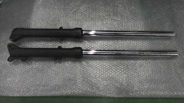 バイクパーツ　トリッカー　DG10Jの　フロントフォーク　オイル漏れ　錆 *1694135129　【中古】【送料込】