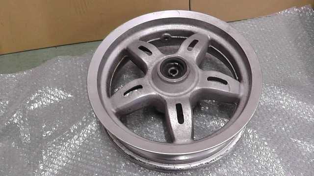 バイクパーツ　ヒストリー125　KMYSA2ADS7C055x の　フロントホイール *1695341463　【中古】【送料込】