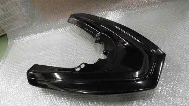 バイクパーツ　PCX　JF28-1020xxx　の　リアスポイラー　カバー　傷 *1562033483　【中古】【送料込】