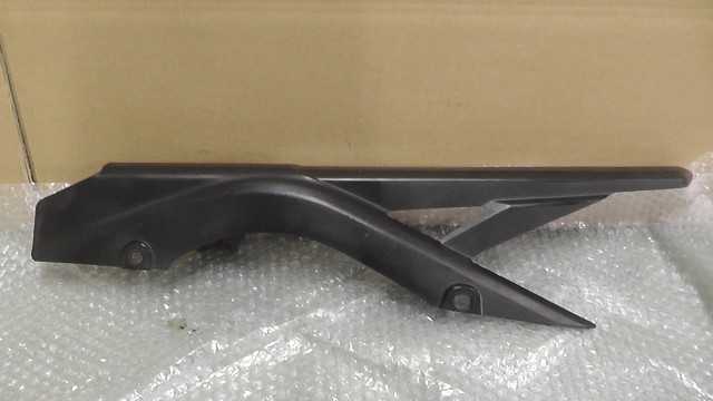 バイクパーツ　YZF-R25　RG10J-017xxx　の　チェーンカバー *1696566917　【中古】【送料込】