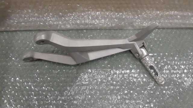 バイクパーツ　CBR250RR　MC51-1000xxx　の　タンデムステップ　左　傷 *1697073670　【中古】【送料込】
