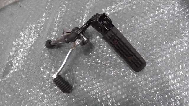 バイクパーツ　SR400　1JR-311xxx　の　ステップ　左 *1697677470　【中古】【送料込】