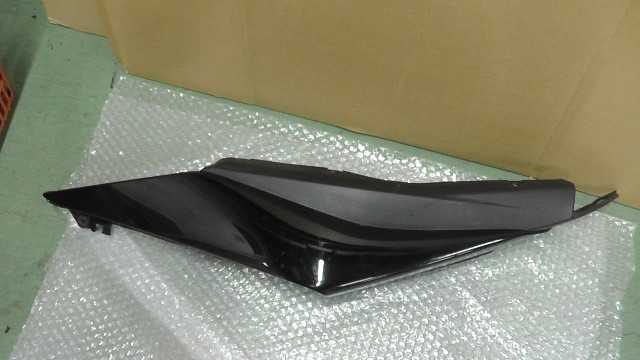 バイクパーツ　YZF-R25 ABS　RG43J-004xxx　の　シートカウル　右　傷　爪折れ *1698898227　【中古】【送料込】
