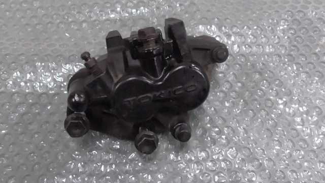 バイクパーツ　バンディット250V　GJ77A-101xxx　の　フロントキャリパー　 *1699404535　【中古】【送料込】｜バイクCITY