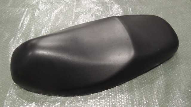 バイクパーツ　スウィッシュ Swish　DV12B-104xxx　の　シート *1701131913　【中古】【送料込】
