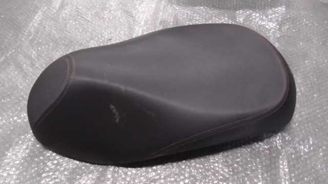 バイクパーツ　ジョグ(FI)　AY01-1111xxx　の　シート *1706575399　【中古】【送料込】