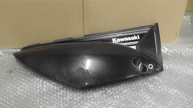 バイクパーツ　Dトラッカー125　LX125D-A00xxx　の サイドカバー　右　傷 *1708051542　【中古】【送料込】