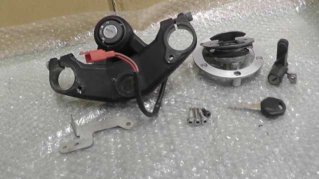 バイクパーツ　YZF-R15　ME11CK014C2020xxx　の　キーセット *1708479334　【中古】【送料込】