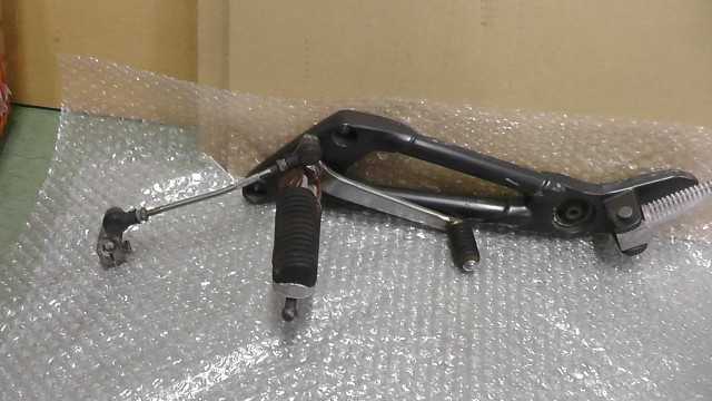 バイクパーツ　SRV250　ルネッサ　4DN　の　ステップ 左　曲がり *1709087012　【中古】【送料込】
