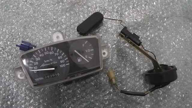 バイクパーツ　アドレスV100　CE11A-301xxx　の　メーター　 *1606961256　【中古】【送料込】