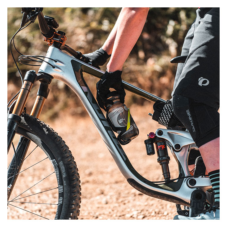 【土日もあす楽】LEZYNEレザイン自転車アクセサリーボトルケージMATRIXTEAMCAGEマトリックスチームケージ軽量コンパクト重量36g人間工学ウォーターボトル水分補給複合マトリックス素材ブラックホワイトレッドマットタン
