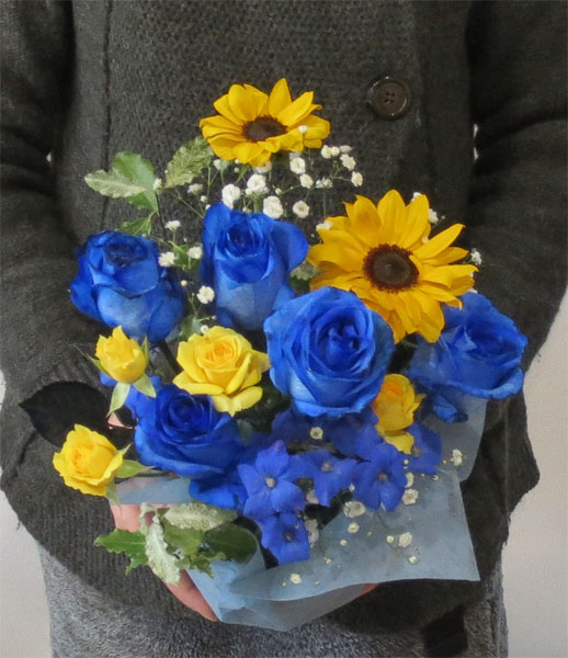 ブルーローズの花言葉 神の祝福 喝采 奇跡 青いバラとヒマワリのアレンジメント 人気大割引 ブルーローズのアレンジメント