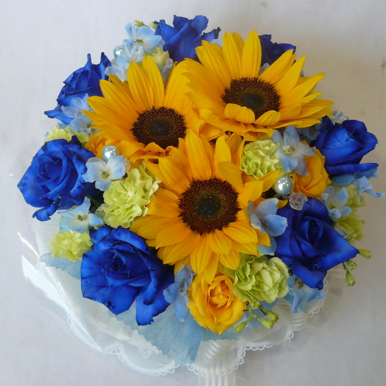 フラワーケーキ ブルーローズとヒマワリのケーキ 結婚祝い 花 誕生日 花 ブルーローズ 青いバラ Sogarage Com