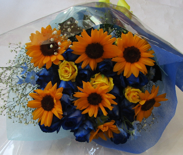 青いバラとヒマワリの花束l ブルーローズ 結婚祝い 花 誕生日 花 ブルーローズのアレンジメント Andapt Com