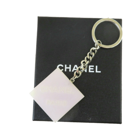 中古 美品 シャネル Chanel バッグチャーム キーホルダー パールホワイト プラスチック 保存箱付き 00c 05mg072 Mozago Com