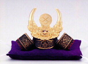 端午の節句 新名将兜■戦国将星つづき物 武田信玄 ■アロイ製（２４ＫＧＰ） 座蒲団付き添い人 【丘陵銅器】