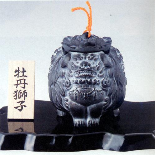 魅力的な 本物保証 香炉 香立て■ 牡丹獅子 ■瑞峰作 鉄製 台付 化粧箱入り karizma-tuebingen.de karizma-tuebingen.de