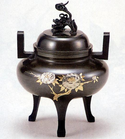 香炉・香立て■　香炉　利久型　獅子蓋(牡丹彫金)　■青銅(ブロンズ)製　桐箱入り【高岡銅器】｜仏具徳