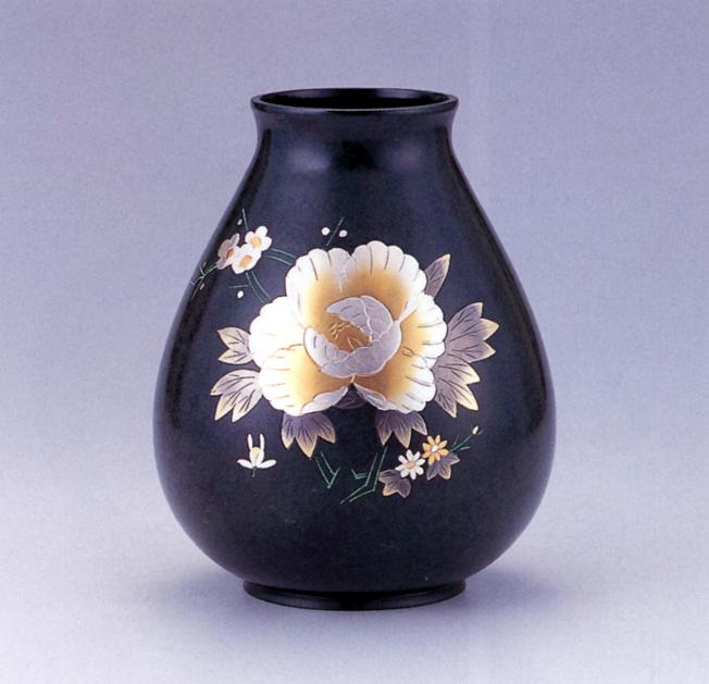 花器・花瓶■　太達磨型　８号　彫金牡丹　■銅製　紙箱入り【高岡銅器】175d82-02