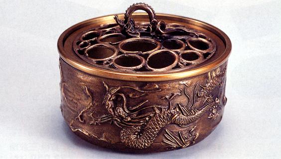 茶器・茶道具■　建水(吉兆龍)　総地紋　焼朱銅色　■大森孝志作　青銅(ブロンズ)製　桐箱入【高岡銅器】