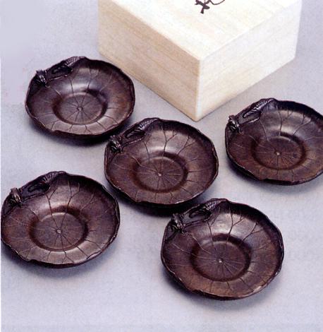 茶器・茶道具■　高級茶托　蓮に蛙　五客組　■蝋型青銅(ブロンズ)製　桐箱入【高岡銅器】