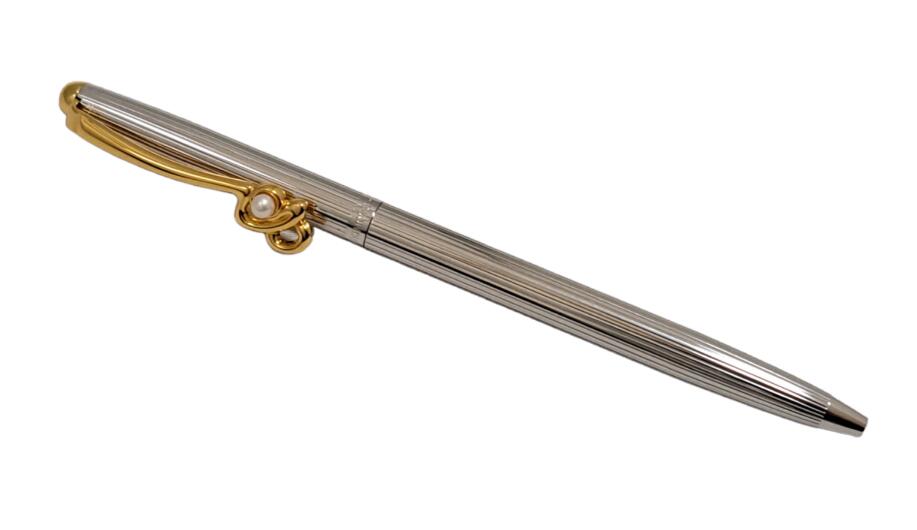 新品同様 MIKIMOTO ミキモト イニシャル ボールペン ケース付き アルファベットモチーフ 金属製 レディース パール付き 真珠付き コンビ シルバー ゴールド メタル 【中古】