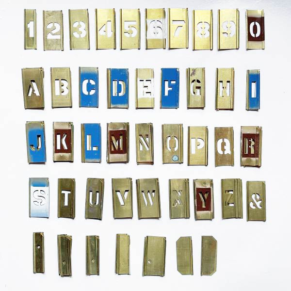 ビンテージ 英数字 ステンシル 1インチ 真鍮製プレート 124ピースセット 2.5cm アルファベット DIY ガレージ アメカジ ミリタリー D128【中古】｜古着屋 BRIDGE
