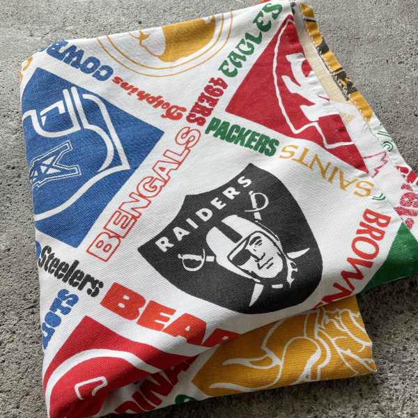 80s NFL 総柄刷り上げる出どころ 滑っこい 敷き布 はぎれ 鎧球 レイダース お手てお手伝いさん リメイク ビンテージ D153【中古】【古着】【通信販売】