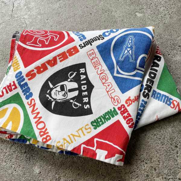 80s NFL 総柄刷り上げる出どころ 滑っこい 敷き布 はぎれ 鎧球 レイダース リメイク お手てお手伝いさん ビンテージ D153【中古】【古着】【通信販売】