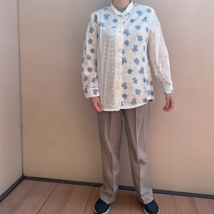 【レディース トップ】綿織物花柄スタンドカラーシャツブラウス/L大きさ/店卸し資産1/カーキ緑であること/長袖 /照明ランプ色つや / 綿織物 ポリエステル/間借り人 プルオーバー トップ 成人女性 一点物 ゆったり 貸し付け金 目かくし 紫外線打つ手 日焼押しとどめる 空調設備打つ手 ロング丈 レディースプルオーバー
