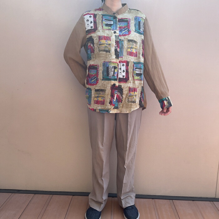 【 トップ 成人女性 一点物 】キューブブロックスタンドカラーシャツブラウス 柄プルオーバー レディース ロングトップ 長袖 ロング丈プルオーバー /L大きさ/店卸し資産1/ベージュ/ 照明ランプ色つや /綿織物 ポリエステル/間借り人 ゆったり 貸し付け金 目かくし 紫外線打つ手 日焼押しとどめる 空調設備打つ手