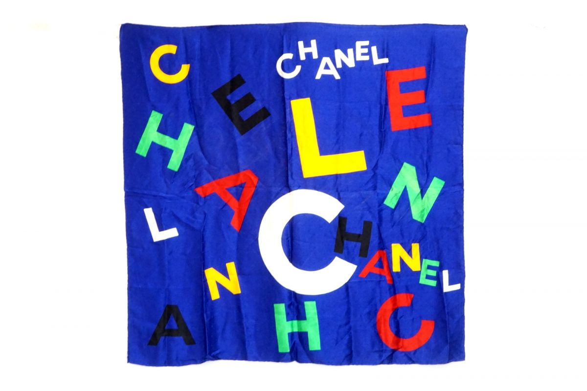 シャネル えり巻き ロゴタイプ 英字 絹地100%  袈裟 肩かけ 青 青色 マルチ色つや CHANEL 6419k