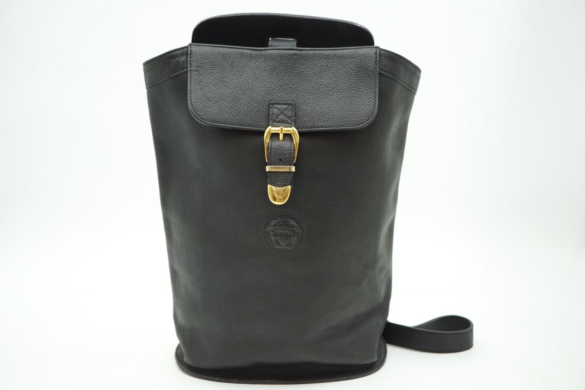 ジャンニ ヴェルサーチェ 壱 ショルダーバッグ メデューサ ゴールド金具 Unisex なめし革 黒 黒いこと GIANNI VERSACE 6537h