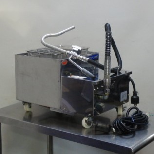 【中古】2022年製 マルゼン MOF-20 フライヤー 用 油 水漉し 器 濾す機 100V 150W 20L 用 W330D575H315粍 25kg 油絵の具 嚠喨たる 食用油 業務用厨房機器-業務用フライヤー