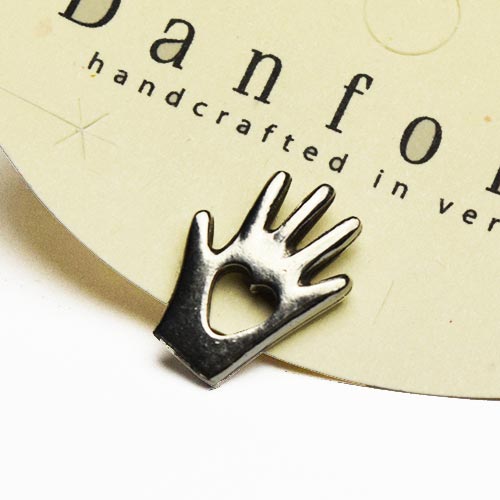 楽天市場 ダンフォース ピンバッチ ハートインハンド Hert In Hand 0162 メール便利用可能 Danforth Scatter Pin ピンバッジ ブローチ アクセサリー 手作り ハンドメイド ピューター おしゃれ かわいい ギフト プレゼント 海外 ブランド アメリカ フライハイト