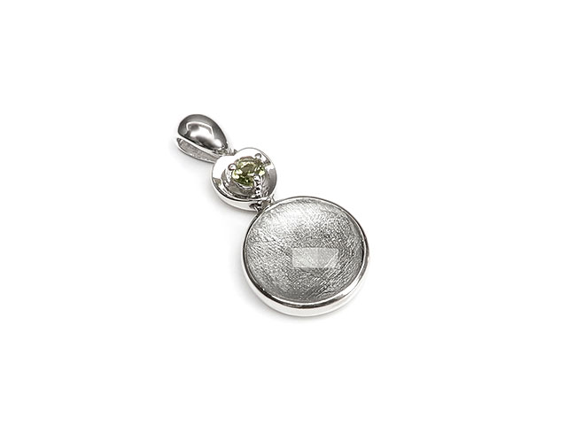 ムオニナルスタ隕石 メテオライト＋モルダバイト コイン ペンダントトップ 18mm【1コ販売】▽ 鉄隕石 隕鉄 天然隕石 Meteorite ペンダント シルバー 天然石 ビーズ パワーストーン パーツ アクセサリー 素材 材料