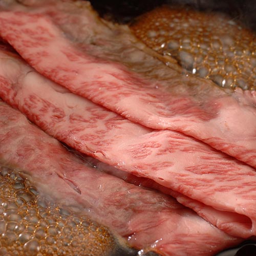 松阪牛 肩ロース すき焼き用 500g KRS50-150MA A4等級以上書付き お返し ブランド牛 牛肉 ギフト 肉ギフト ブランド ギフトセット プレゼント 冷凍 丹精 味わい 鮮やか 紅色 サシ 霜降り 濃厚 まろやか 入学祝い お返し ギフト 送料無料