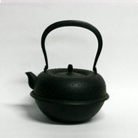 南部鉄器 鉄瓶 / 南部鉄瓶 / 釜定 / 羽根付あられ [ やかん 日本製 ih対応 ih 南部鉄器 鉄瓶 南部鉄瓶 ケトル おしゃれ ]｜designshop