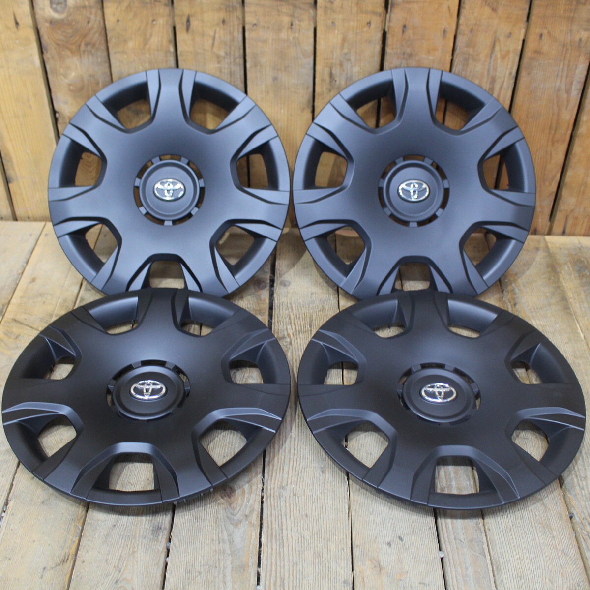 ハイエース 200系 ホイールタイヤセット トヨタホイールキャップ付き　山あり ハイエース 200系 ホイールタイヤセット トヨタホイールキャップ