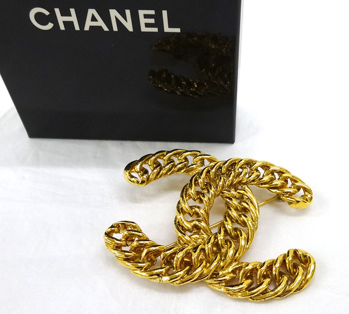 Chanel シャネル ココマーク ターンロック ブローチ 96a ロゴ ゴールド 金色 ラムスキン収納ケース付き アクセサリー ジュエリー Fb1617 中古 Psicologosancora Es