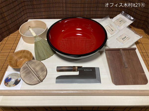 炙り一閃L：炙柄27包丁・黒駒板・炙蓋ﾐﾆ打ち粉椀・くるみ麺棒・42こね鉢・フルイ・粉ほーき・そば粉・麺台L（そば打ちセット）オフィス木村it21 ab52
