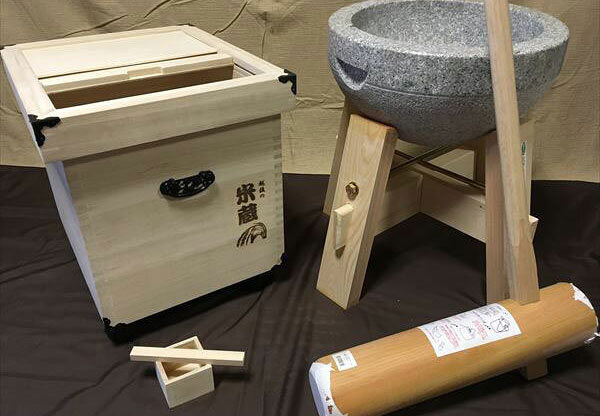 三升用餅臼・木台・杵Ｌ・30キログラム用御膳上等総桐の米びつ（米蔵焼き鉄）コラボセット uk4 事務室木村it21
