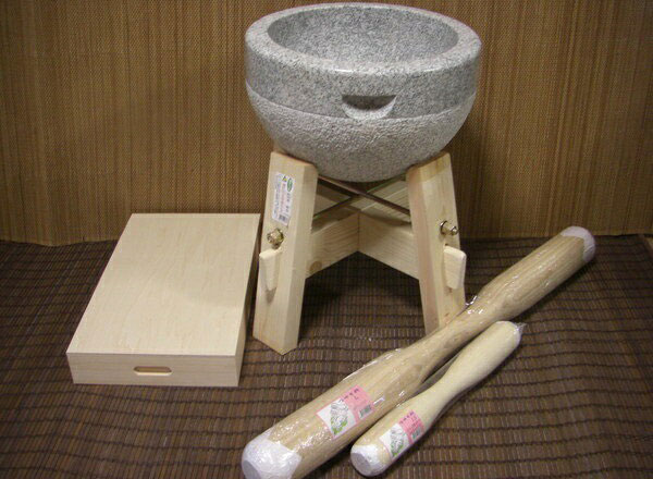 餅つき御先棒 三升用臼 木台・うさぎ杵Ｌ１本  ・ＳＳ１本・餅箱書き割り 事務室木村it21