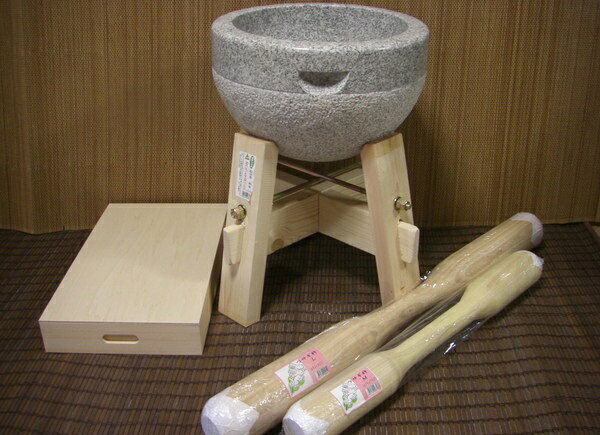 餅つき物の具 三升用臼 木台・うさぎ杵Ｌ１本・Ｍ１本・餅箱書き割り 事務室木村it21