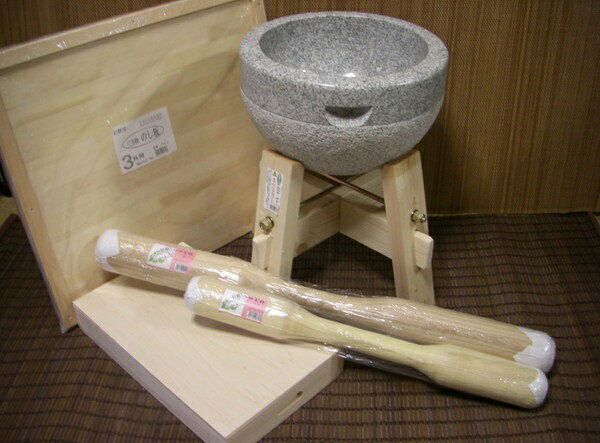餅つき物の具 三升用臼 木台・うさぎ杵Ｌ１本  ・Ｍ１本・三升用のし板・餅箱書き割り 事務室木村it21